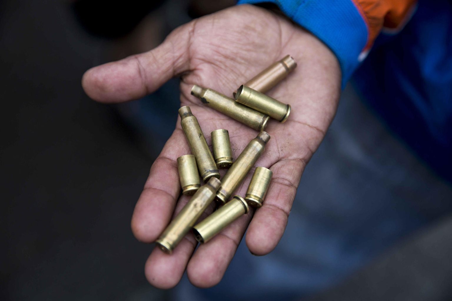 Imagen de archivo de la mano de un policía que muestra casquillos. EFE/Jorge Torres