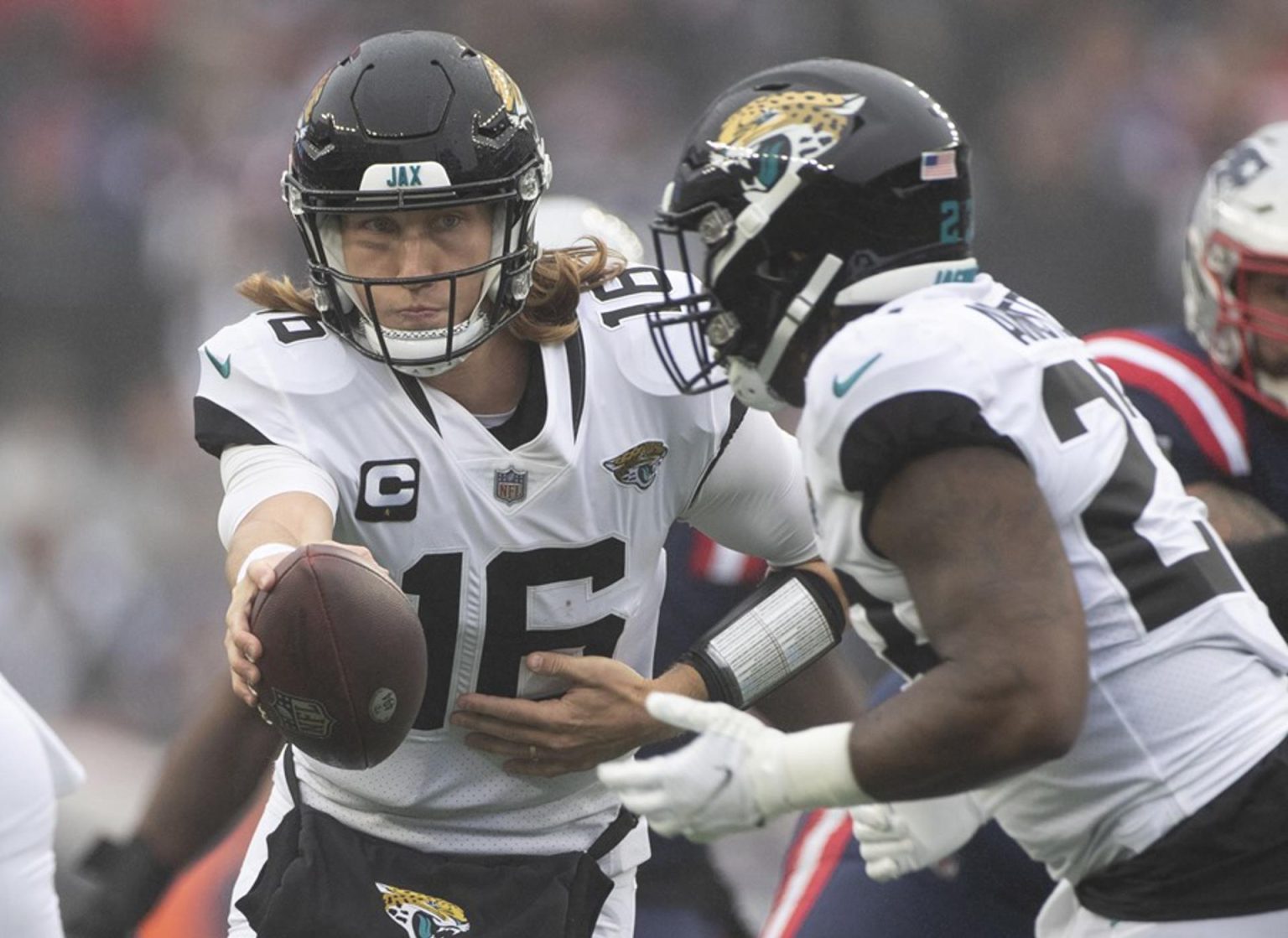 Imagen de archivo de Trevor Lawrence (i), mariscal de campo de Jacksonville Jaguars. EFE/EPA/CJ GUNTHER