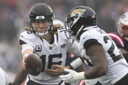 Imagen de archivo de Trevor Lawrence (i), mariscal de campo de Jacksonville Jaguars. EFE/EPA/CJ GUNTHER