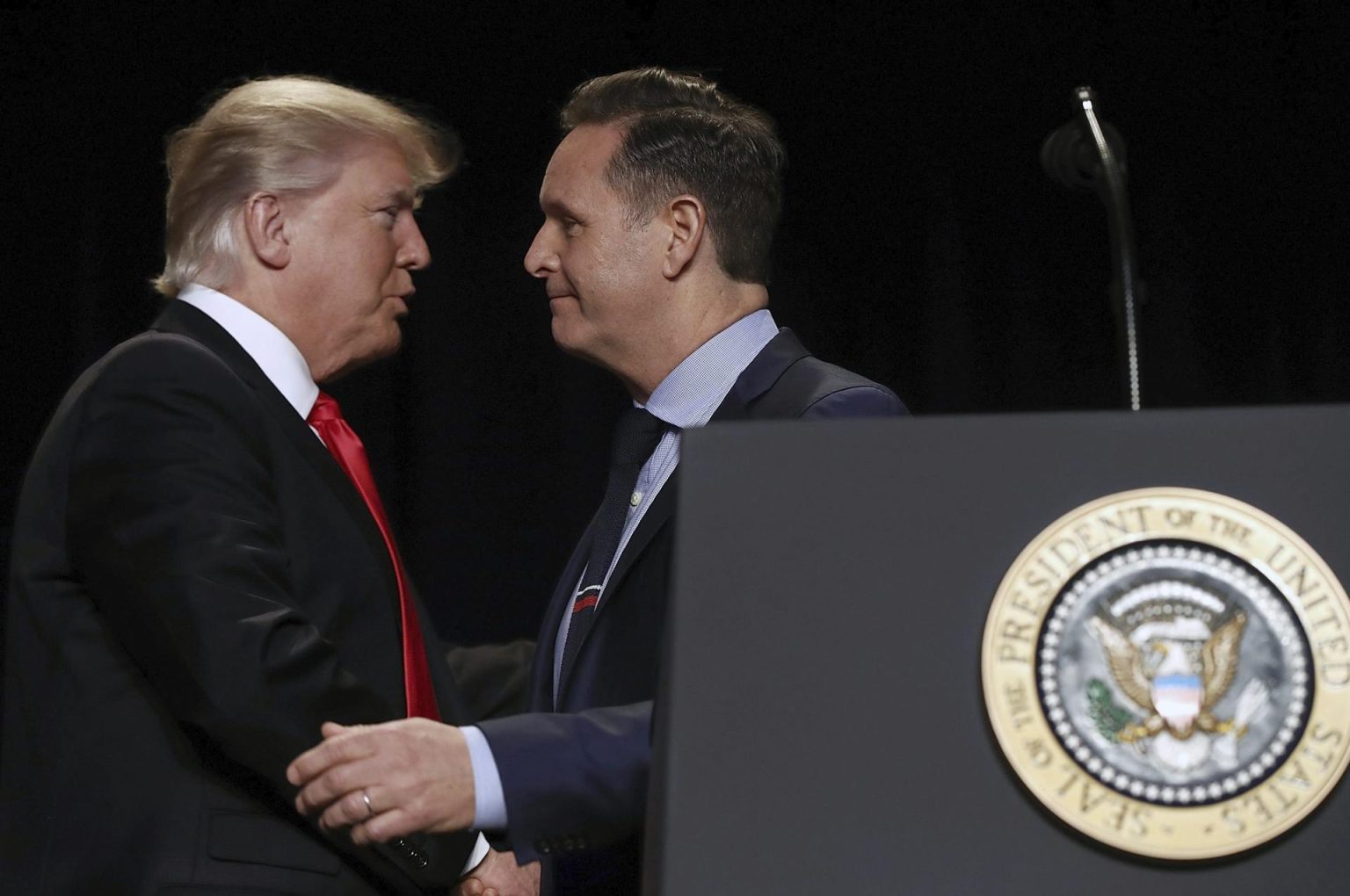 El presidente electo de Estados Unidos, Donald Trump, junto al productor de televisión Mark Burnett (d). Imagen de archivo. EFE/WIN MCNAMEE / GETTY IMAGES / POOL PROHIBIDO SU USO POR AFP[PROHIBIDO SU USO POR AFP]