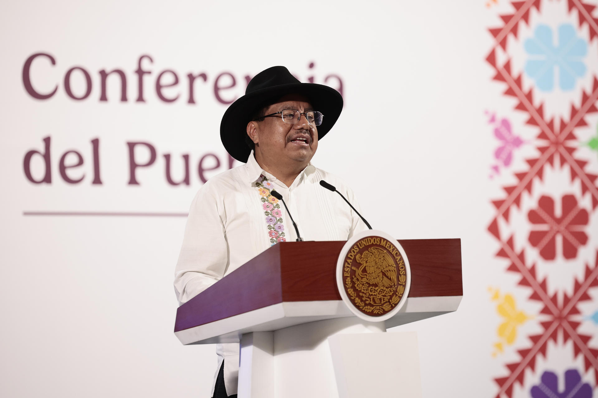 El director general del Instituto Nacional de Pueblos Indigenas, Adelfo Regino, habla durante la conferencia de prensa matutina de la presidenta de México Claudia Sheinbaum este martes, en el Palacio Nacional de la Ciudad de México (México). EFE/José Méndez
