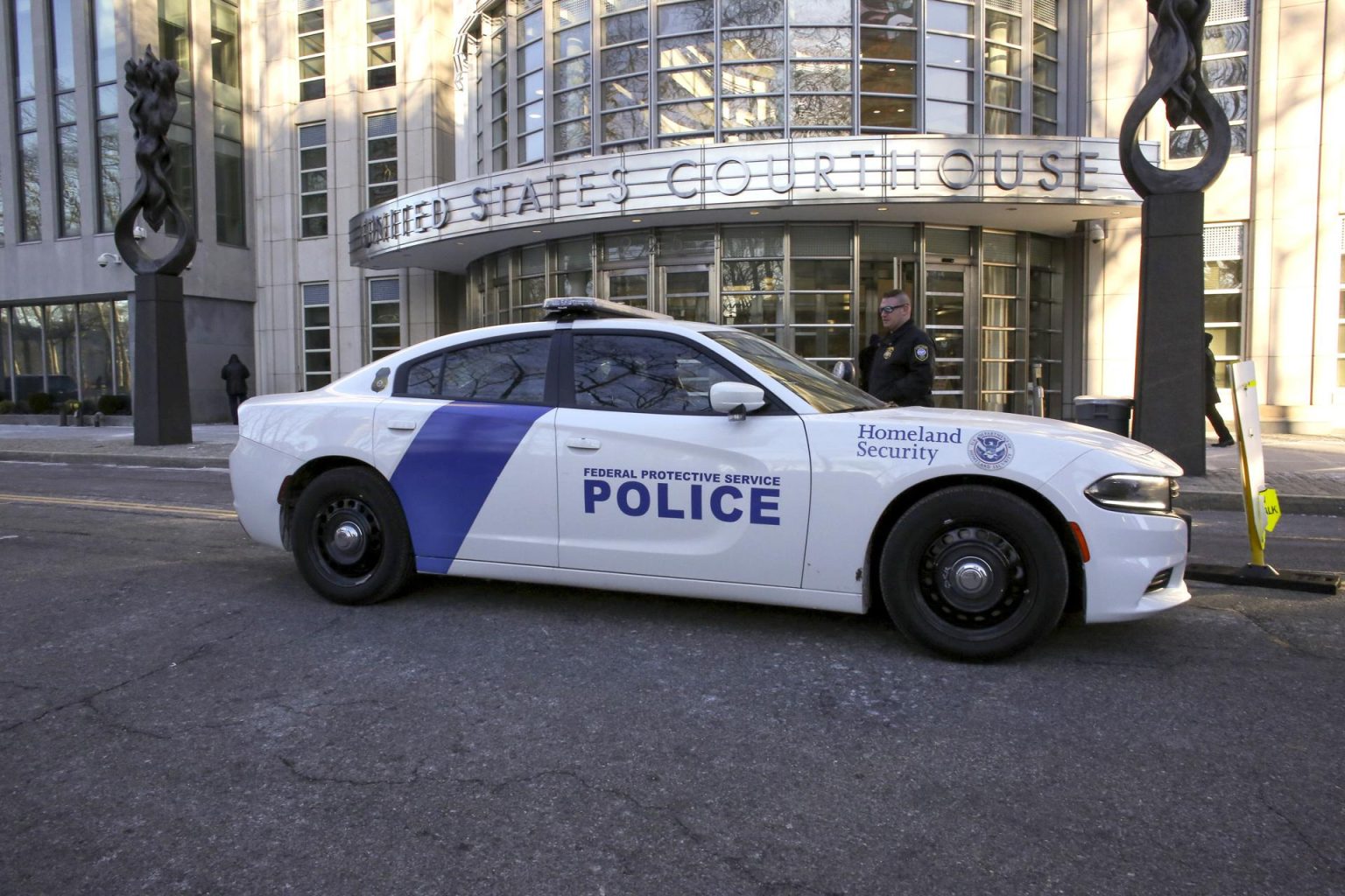 Imagen de archivo de un coche de la Policía Federal que patrulla los alrededores del tribunal del Distrito Sur en Brooklyn, Nueva York (EE.UU.). EFE/ Kena Betancur