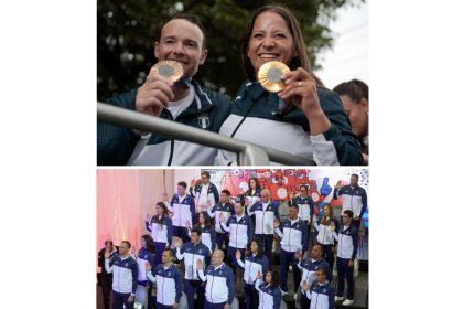 Combo de fotografías de archivo que muestra a los tiradores guatemaltecos Adriana Ruano (d) y Jean Pierre Brol (i) al posar con sus medallas obtenidas en los Juegos Olímpicos París 2024 y (abajo) la delegación deportistas que participó en las olimpiadas. EFE