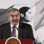 El canciller mexicano Juan Ramón de la Fuente, participa durante la conferencia de prensa matutina de la presidenta de México Claudia Sheinbaum este viernes, en el Palacio Nacional de la Ciudad de México (México). EFE/ José Méndez