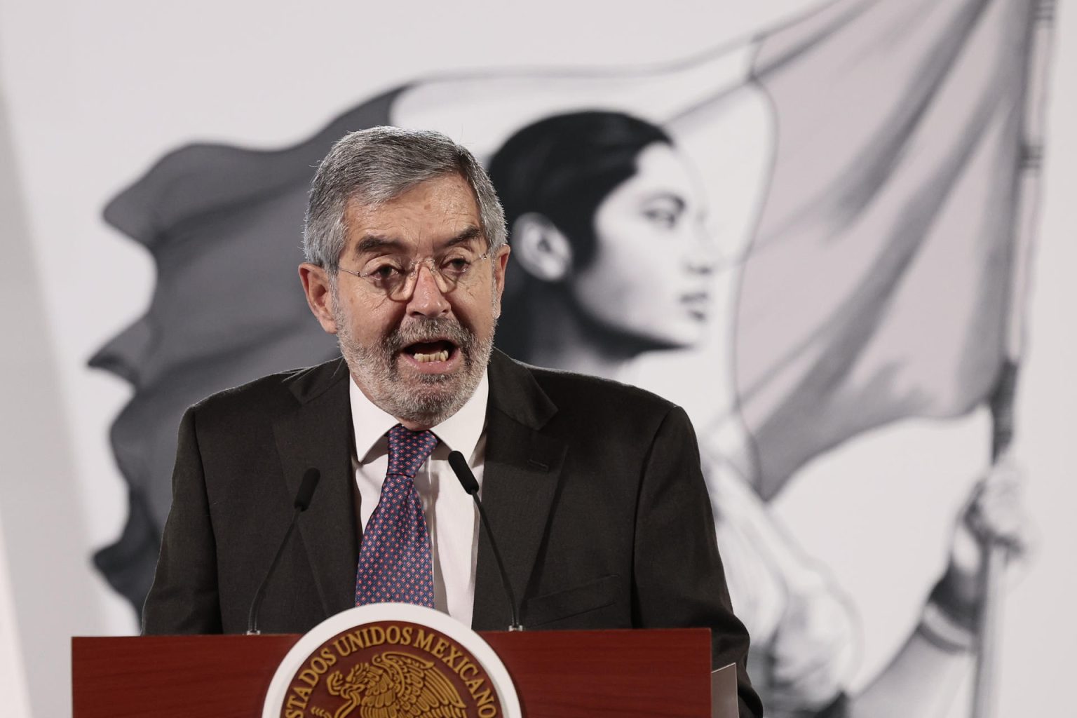 El canciller mexicano Juan Ramón de la Fuente, participa durante la conferencia de prensa matutina de la presidenta de México Claudia Sheinbaum este viernes, en el Palacio Nacional de la Ciudad de México (México). EFE/ José Méndez