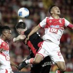 Alberto Toril (c), autor del segundo gol de la victoria de Alajualense por 2-1 sobre Real Estelí, se eleva este miércoles en pos del balón durante el partido de vuelta contra Real Estelí que ha consagrado al equipo costarricense bicampeón centroamericano. EFE/Jeffrey Arguedas