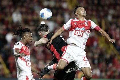 Alberto Toril (c), autor del segundo gol de la victoria de Alajualense por 2-1 sobre Real Estelí, se eleva este miércoles en pos del balón durante el partido de vuelta contra Real Estelí que ha consagrado al equipo costarricense bicampeón centroamericano. EFE/Jeffrey Arguedas