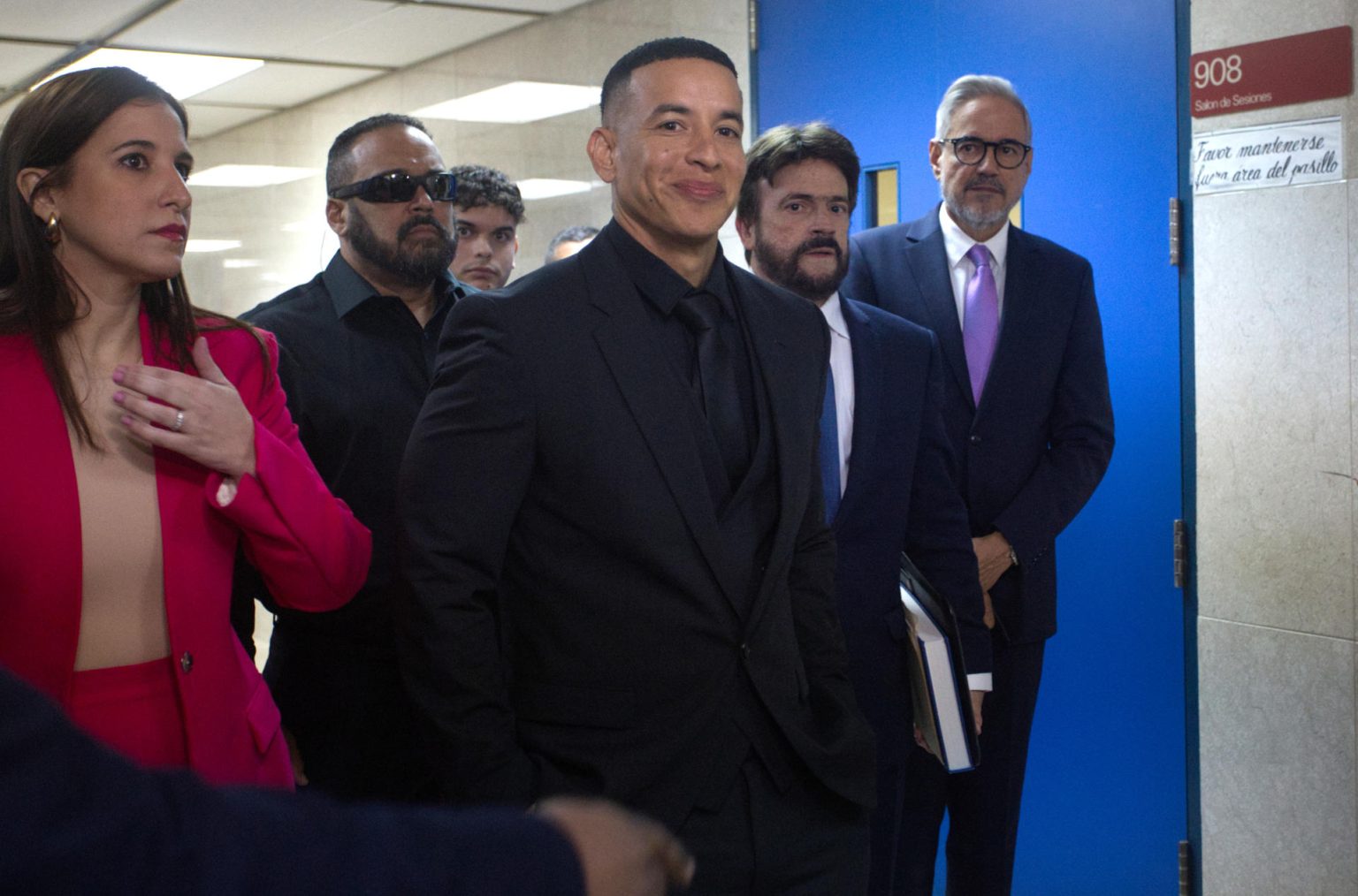 El reguetonero puertorriqueño Daddy Yankee, sale de una audiencia en San Juan (Puerto Rico). EFE/Thais Llorca