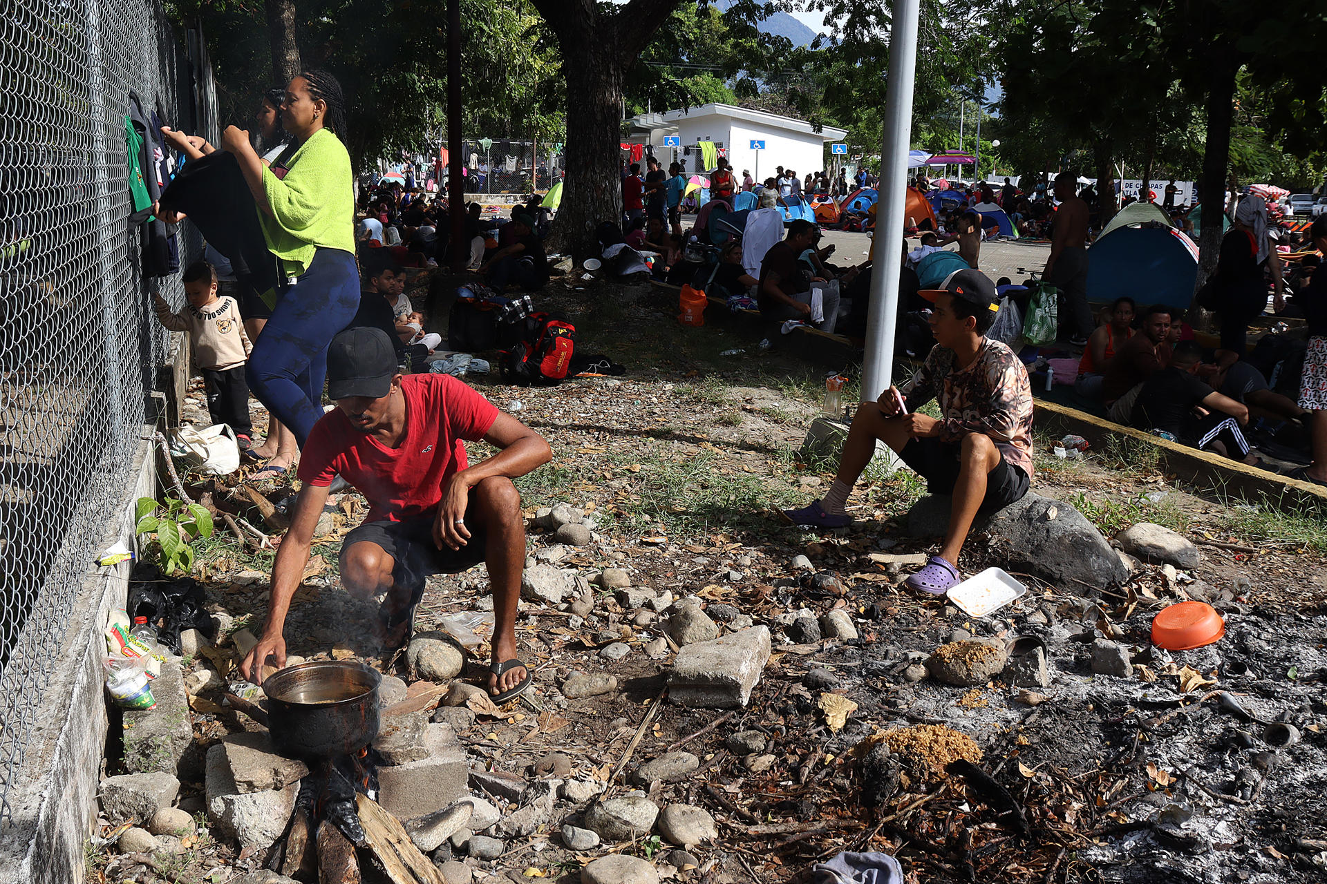 Migrantes preparan alimentos en un modulo deportivo este miércoles, en el municipio de Escuintla en el estado de Chiapas (México). EFE/Juan Manuel Blanco
