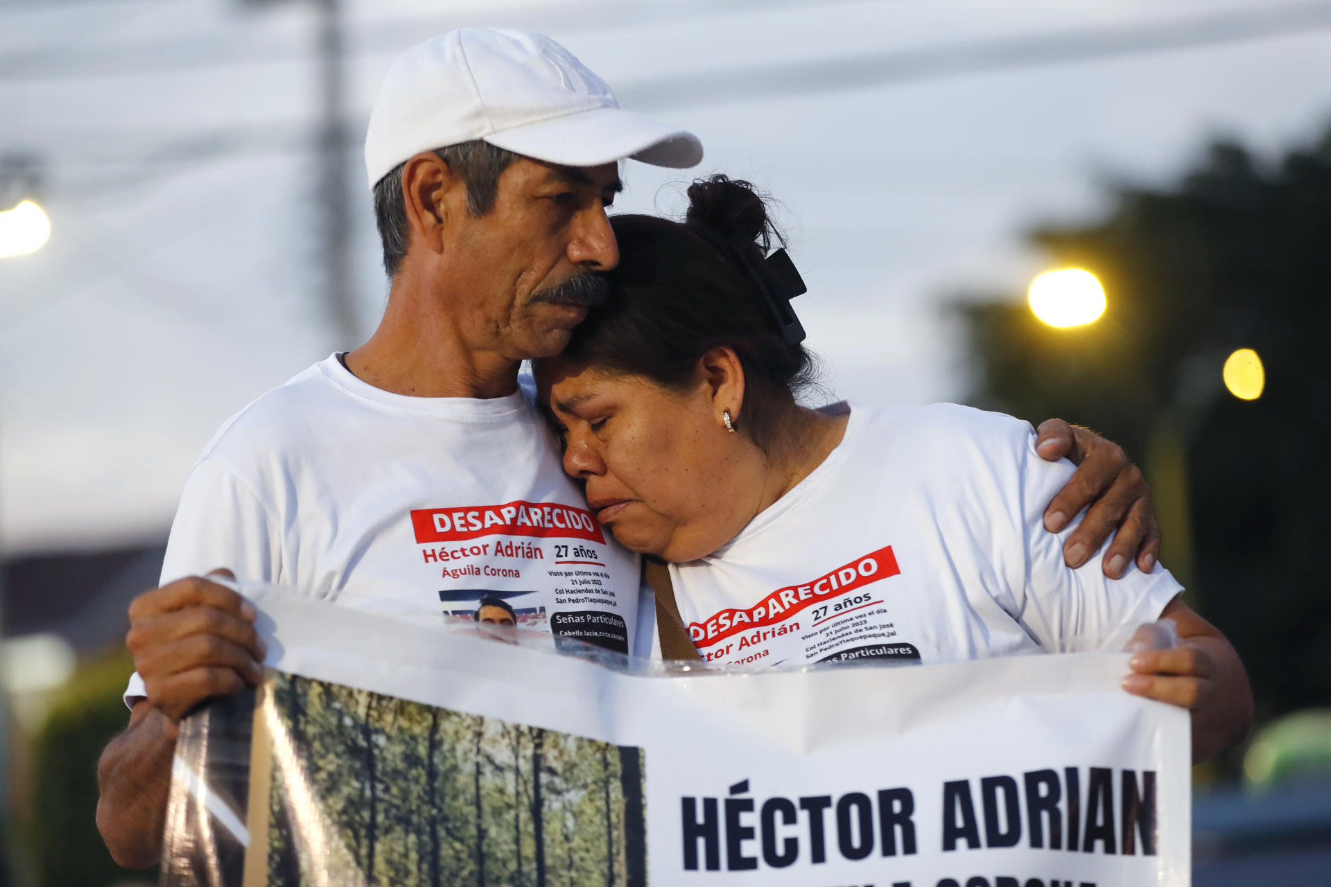 Integrantes del colectivo de familias de personas desaparecidas ‘Luz de Esperanza’, se manifiestan en las afueras de la Expo Guadalajara este viernes en el marco 38 edición de la Feria Internacional del Libro de Guadalajara (FIL), Jalisco (México). EFE/Francisco Guasco
