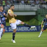 Fotografía de archivo, tomada el pasado 23 de abril, en la que se registró al defensa argentino Fausto Grillo (2-i), al actuar con la Universidad Católica de Ecuador, durante un partido de la Copa Sudamericana, en Valledupar (Colombia). EFE/Adamis Guerra