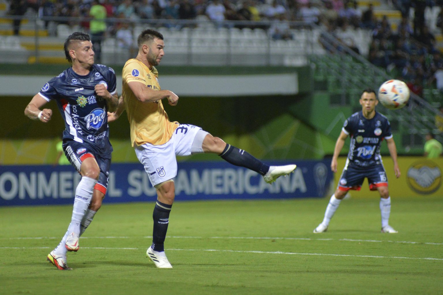 Fotografía de archivo, tomada el pasado 23 de abril, en la que se registró al defensa argentino Fausto Grillo (2-i), al actuar con la Universidad Católica de Ecuador, durante un partido de la Copa Sudamericana, en Valledupar (Colombia). EFE/Adamis Guerra