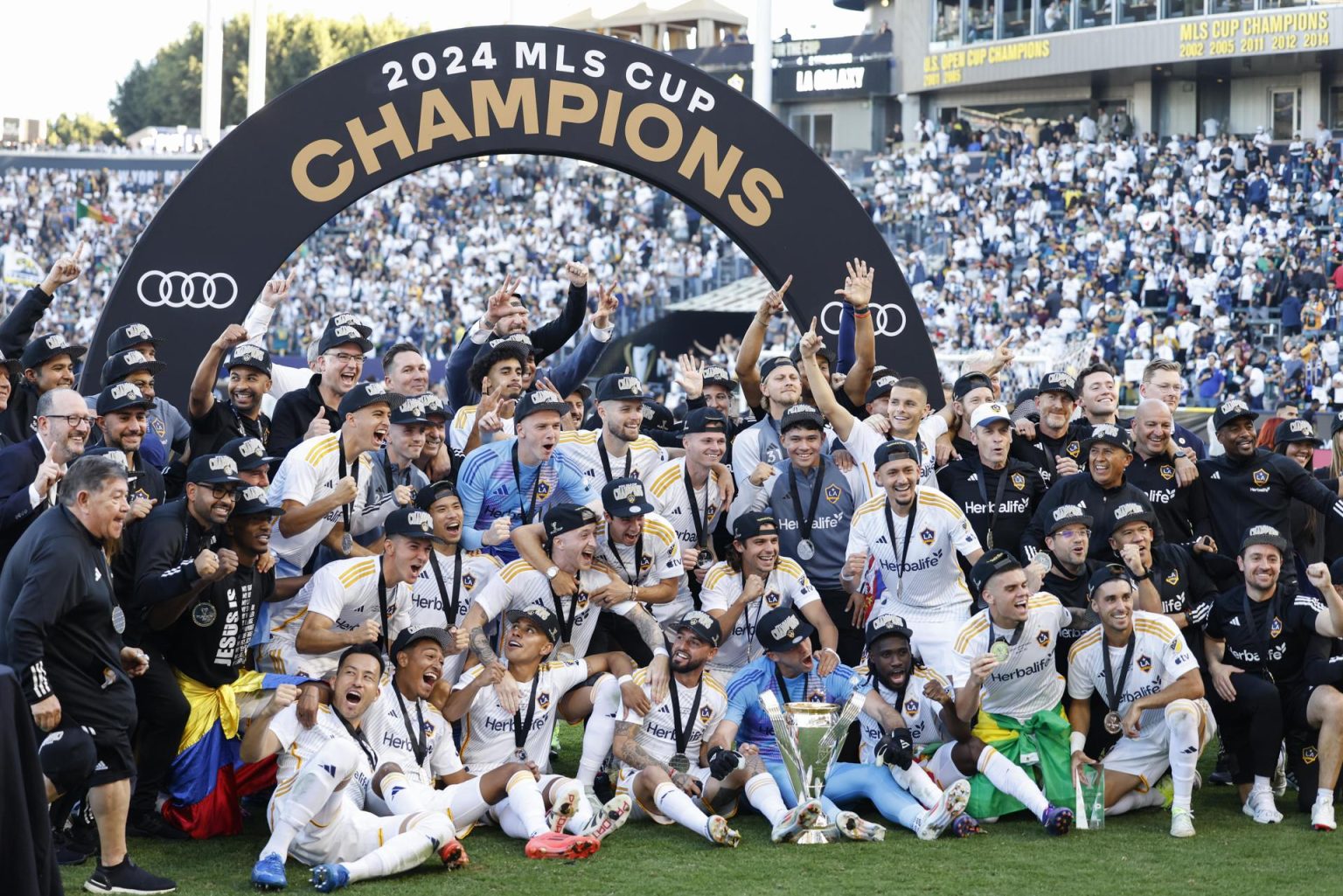 La plantilla de Los Angeles Galxy celebra este sábado la conquista de la Copa de la MLS. EFE/EPA/CAROLINE BREHMAN