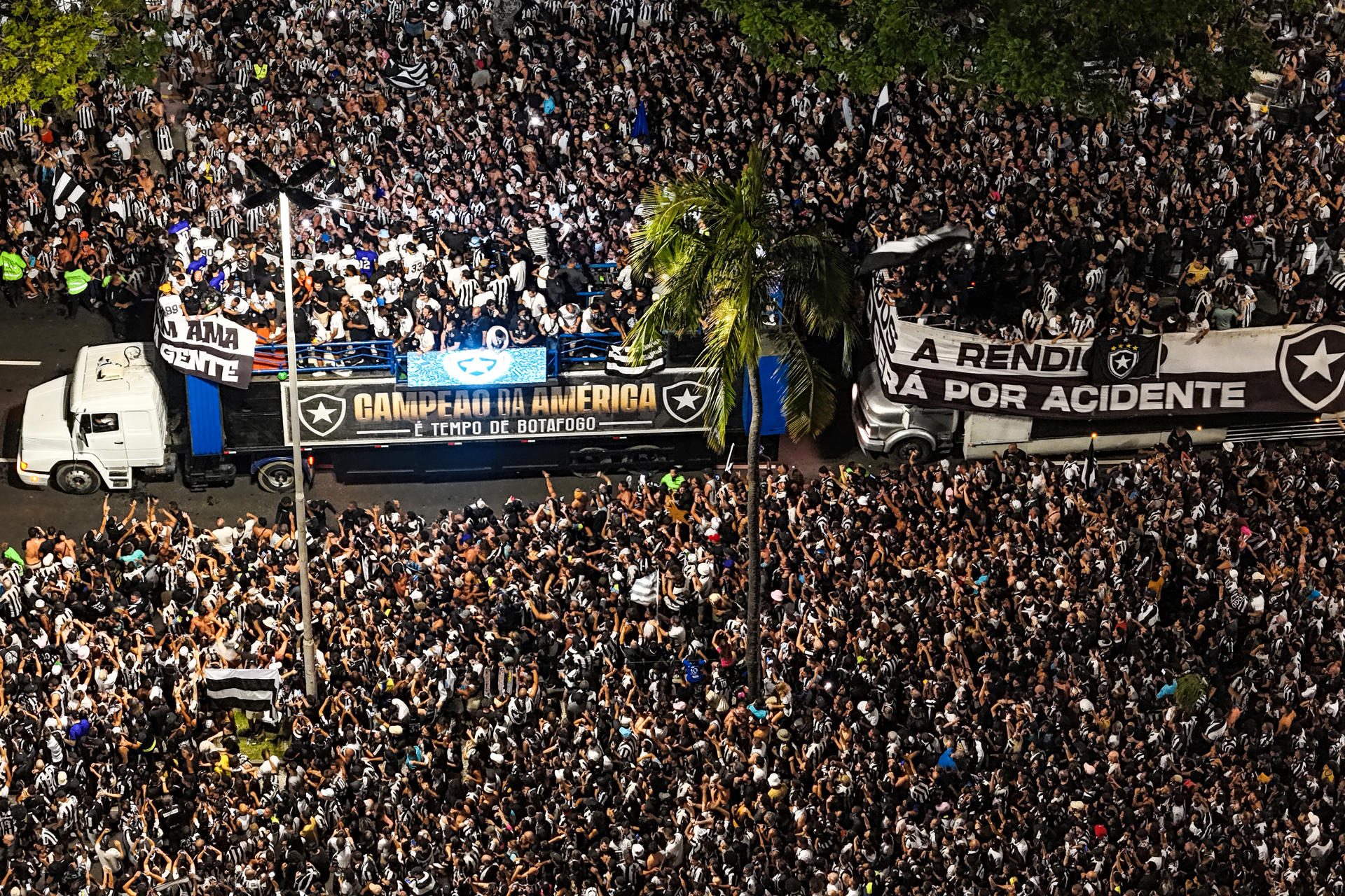 Fotografía aérea de la llegada de los jugadores de Botafogo, campeones de la Copa Conmebol Libertadores en Río de Janeiro (Brasil). EFE/ Antonio Lacerda
