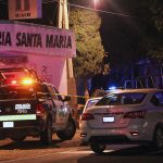 Imagen de archivo de miembros de la policía municipal que resguardan la zona donde fueron asesinados cuatro personas en el estado de Guanajuato (México). EFE/STR