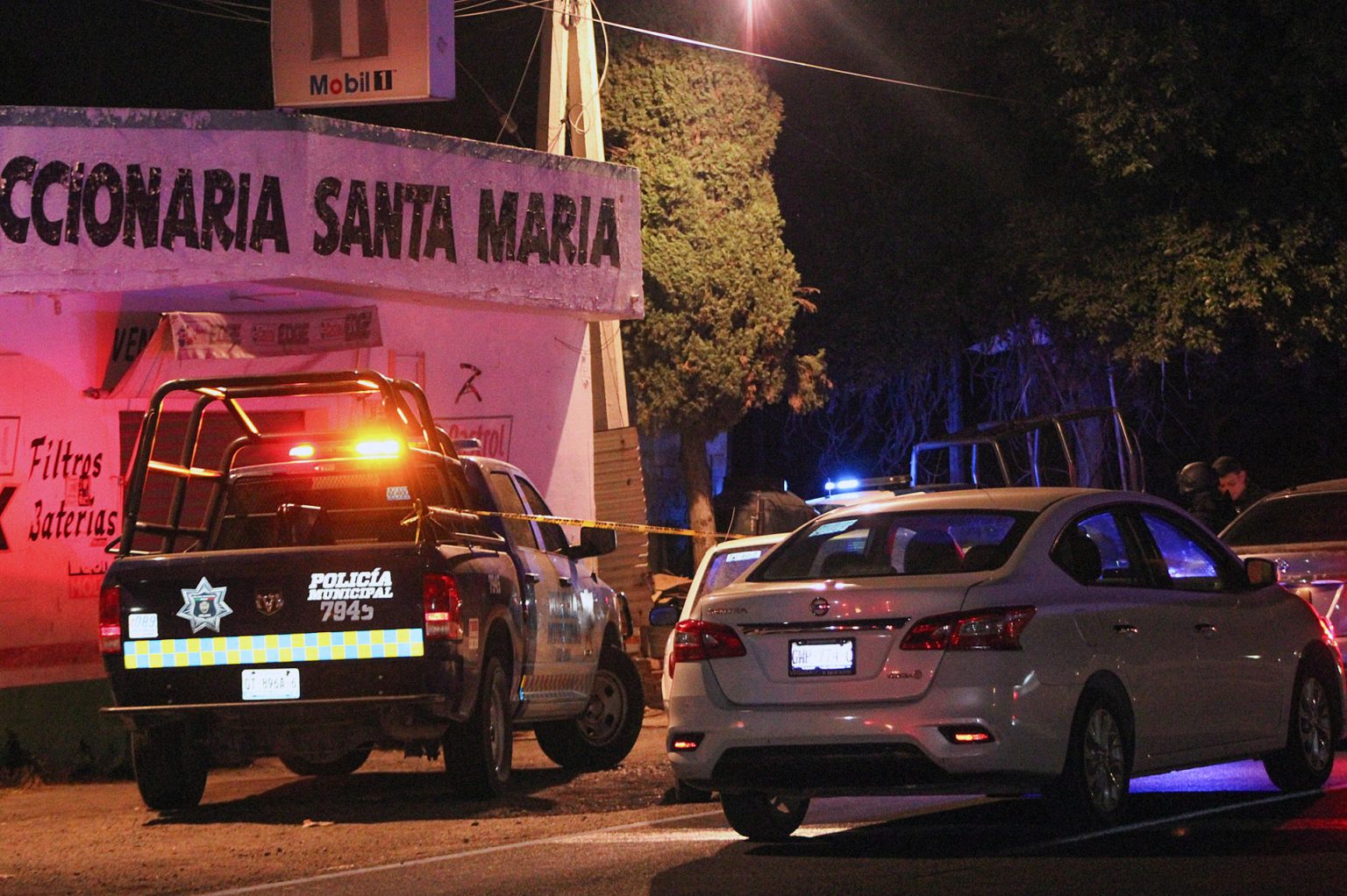 Imagen de archivo de miembros de la policía municipal que resguardan la zona donde fueron asesinados cuatro personas en el estado de Guanajuato (México). EFE/STR