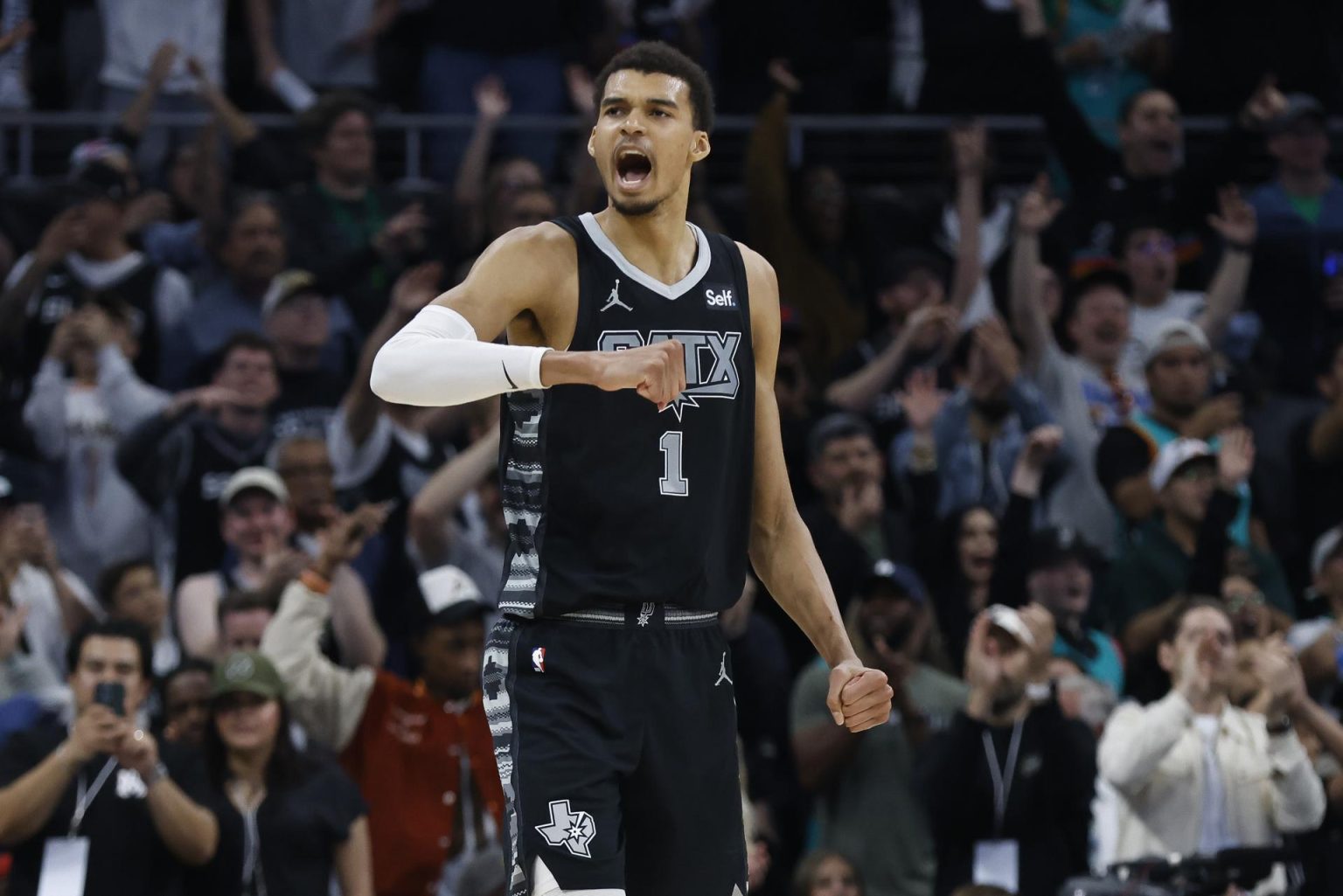 Fotografía de archivo, tomada el pasado 17 de marzo, en la que se registró a Victor Wembanyama, pívot estrella francés de los Spurs de San Antonio, durante un partido de la NBA contra los Nets de Brooklyn, en Austin (Texas, EE.UU.). EFEAdam Davis