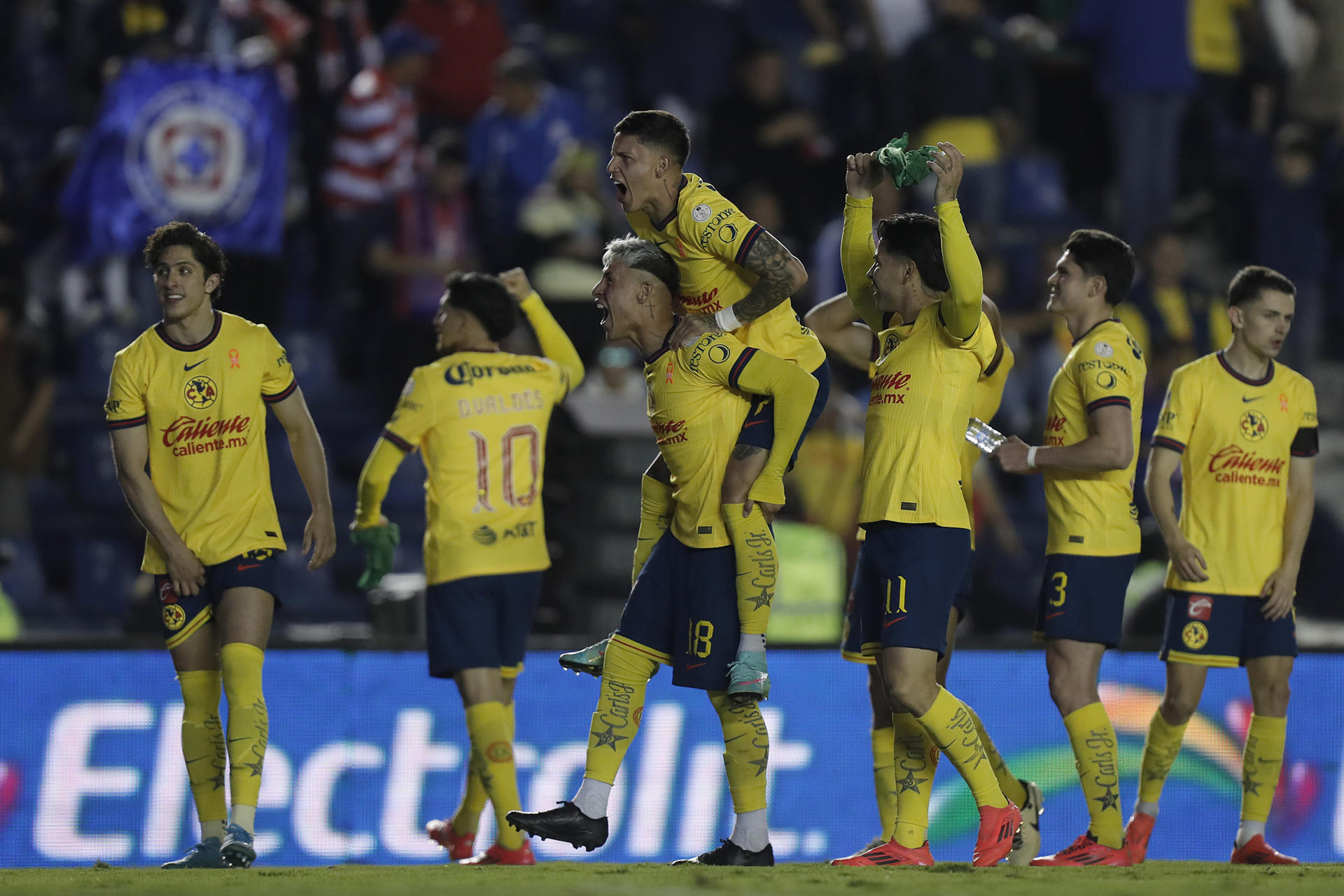 Jugadores de América celebran la clasificación a la final del torneo Apertura, en la que buscan la conquista del tercer título consecutivo en México. EFE/Isaac Esquivel
