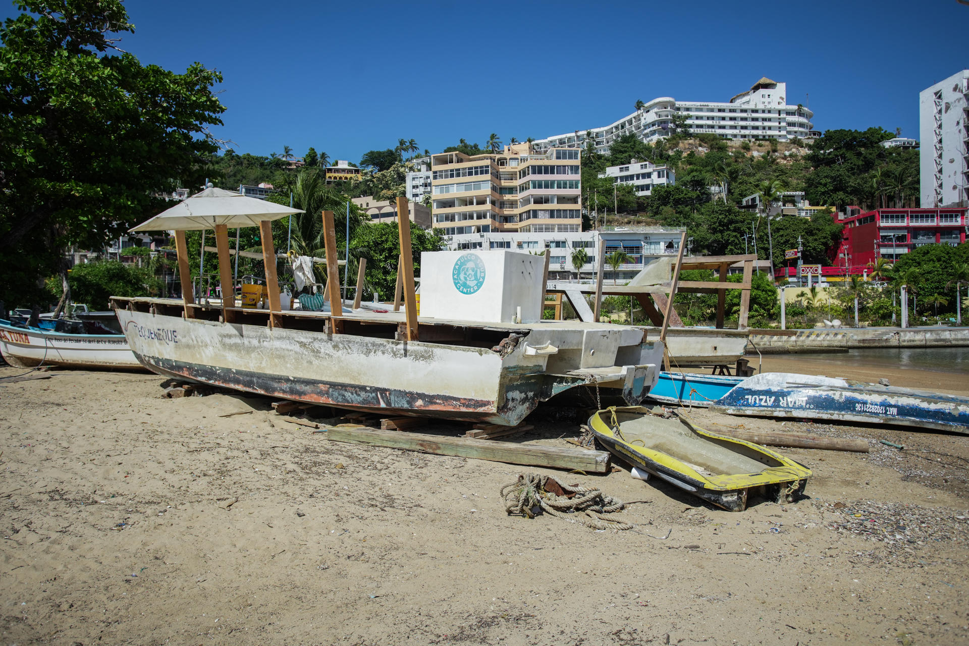 Fotografía del 19 de diciembre de 2024, que muestra embarcaciones en mal estado en una playa del Balneario de Acapulco en Guerrero (México). EFE/David Guzmán
