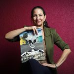 La escritora mexicana Déborah Holtz posa durante una entrevista con EFE este miércoles, en el marco de la 38 edición de la Feria Internacional del Libro de Guadalajara (FIL), Jalisco (México). EFE/ Francisco Guasco