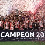 Jugadores de Estudiantes de La Plata celebran su consagración, este sábado, con la obtención del Trofeo de Campeones de Superliga al golear por 3-0 al flamante campeón argentino Vélez Sarsfield en el estadio Único Madre de Ciudades, en Santiago del Estero. EFE/ Luis Santillán.