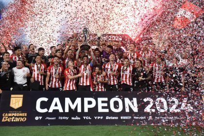 Jugadores de Estudiantes de La Plata celebran su consagración, este sábado, con la obtención del Trofeo de Campeones de Superliga al golear por 3-0 al flamante campeón argentino Vélez Sarsfield en el estadio Único Madre de Ciudades, en Santiago del Estero. EFE/ Luis Santillán.