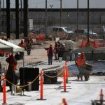 Obreros trabajan en una construcción, en Ciudad Juárez (México). Imagen de archivo. EFE/ Luis Torres