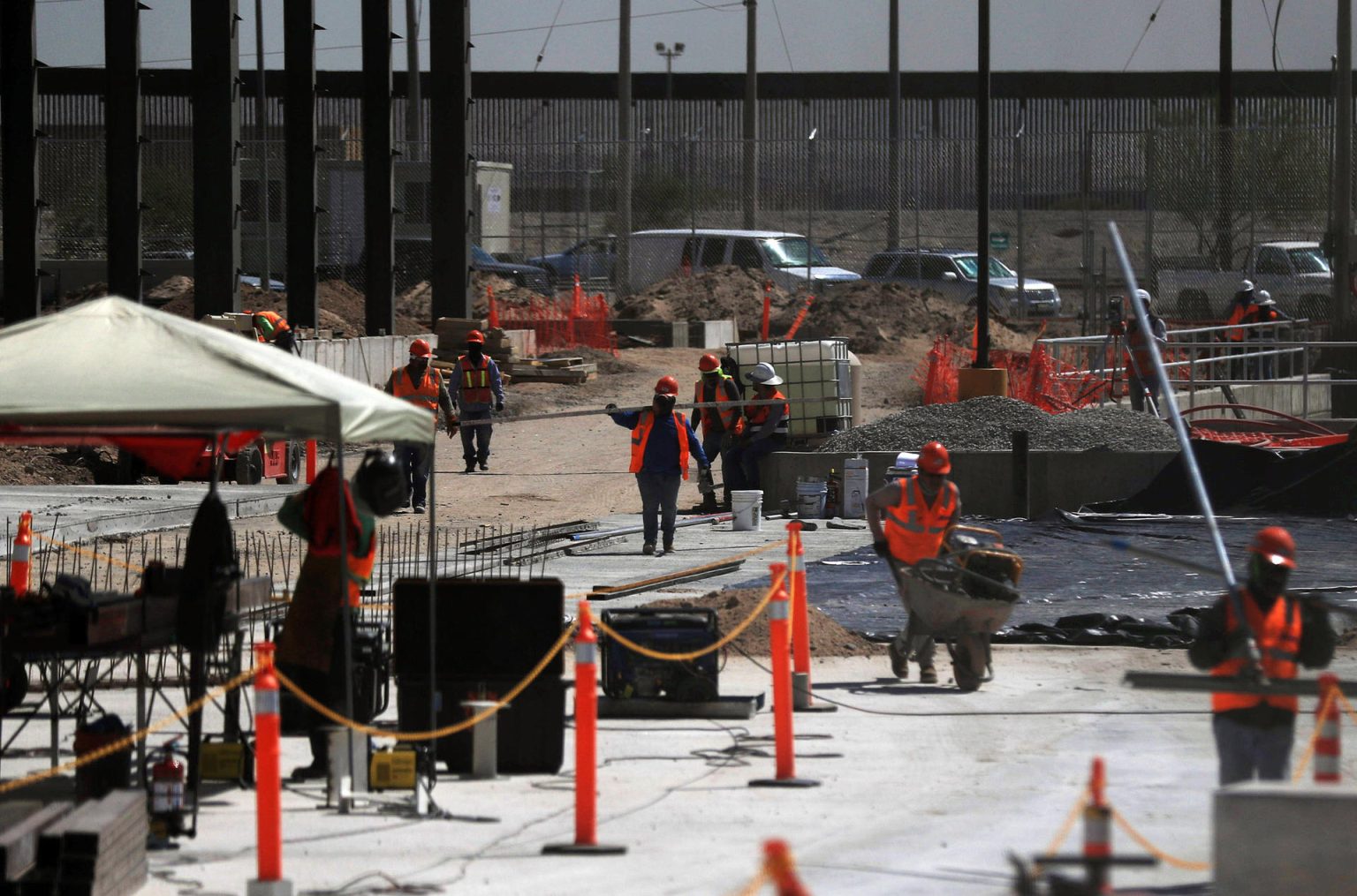 Obreros trabajan en una construcción, en Ciudad Juárez (México). Imagen de archivo. EFE/ Luis Torres