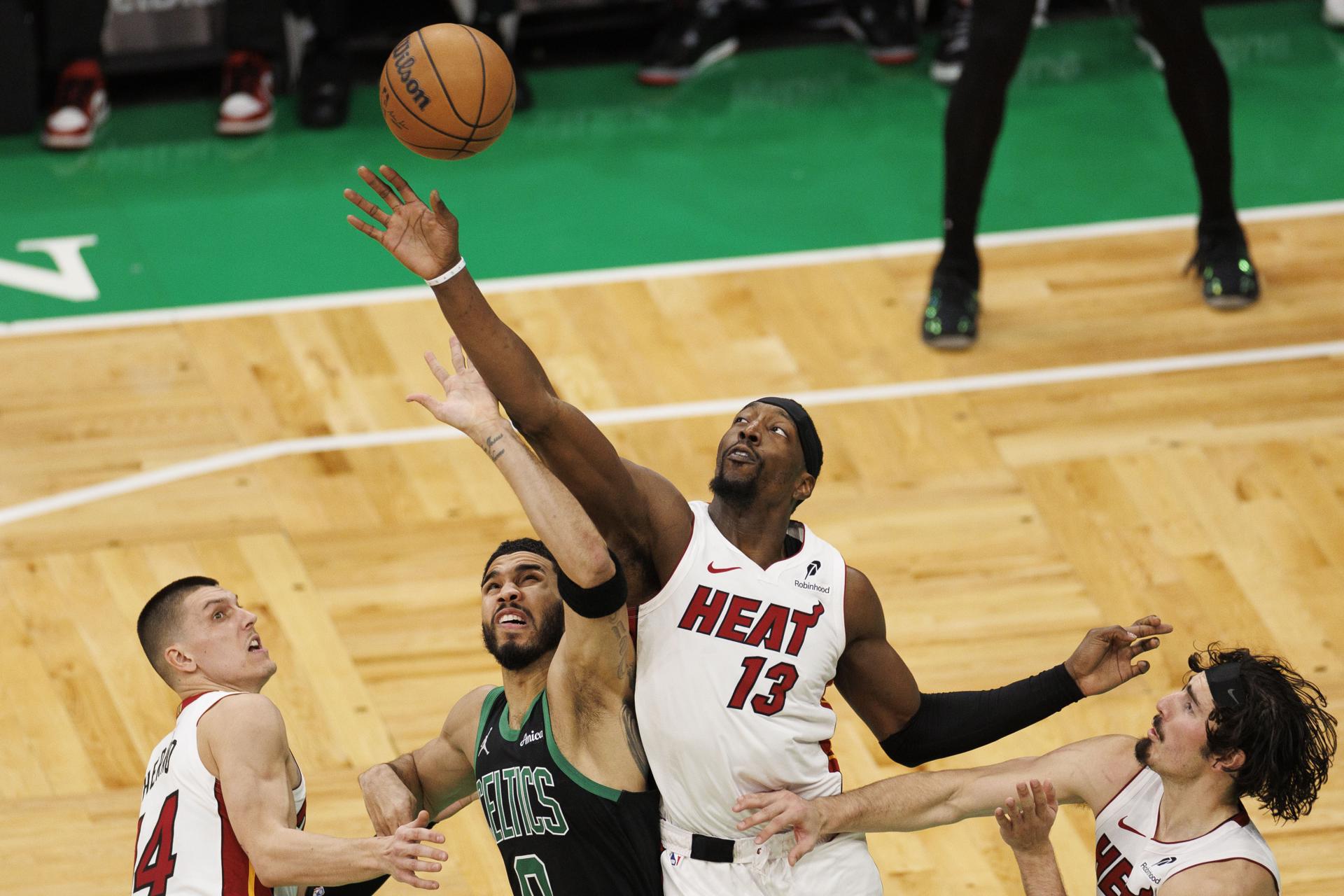 El pívot de los Heat, Bam Adebayo (c-d), supera en el salto al alero de los Celtics, Jayson Tatum durante el juego que los de Miami ganaron en casa por 108-89 a la franquicia de Boston. EFE/EPA/CJ GUNTHER SHUTTERSTOCK FUERA
