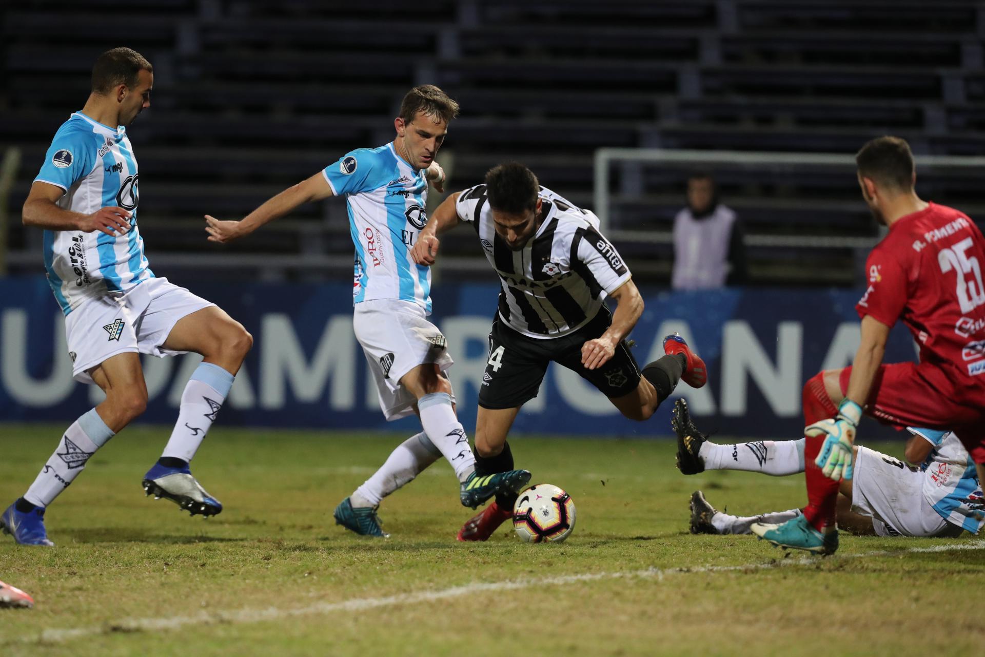 Fotografía de archivo en la que se registró al guardameta uruguayo Rodrigo Formento (d), al actuar para el Club Atlético Cerro de Montevideo, en el estadio Luis Franzini de la capital uruguaya. Formento en nuevo refuerzo del club Mushuc Runa de Ecuador. EFE/ Raúl Martínez
