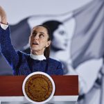 La presidenta de México, Claudia Sheinbaum, reacciona en una rueda de prensa este viernes, en Palacio Nacional de la Ciudad de México (México). EFE/Sásehanka Gutiérrez