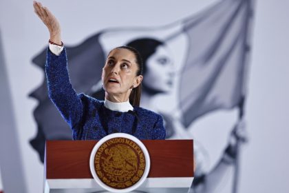 La presidenta de México, Claudia Sheinbaum, reacciona en una rueda de prensa este viernes, en Palacio Nacional de la Ciudad de México (México). EFE/Sásehanka Gutiérrez