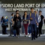 Imagen de archivo de un grupo de personas que ingresan a los Estados Unidos desde Tijuana, por el cruce fronterizo del Puerto de Entrada de San Ysidro, en San Diego, California (Estados Unidos). EFE/ David Maung