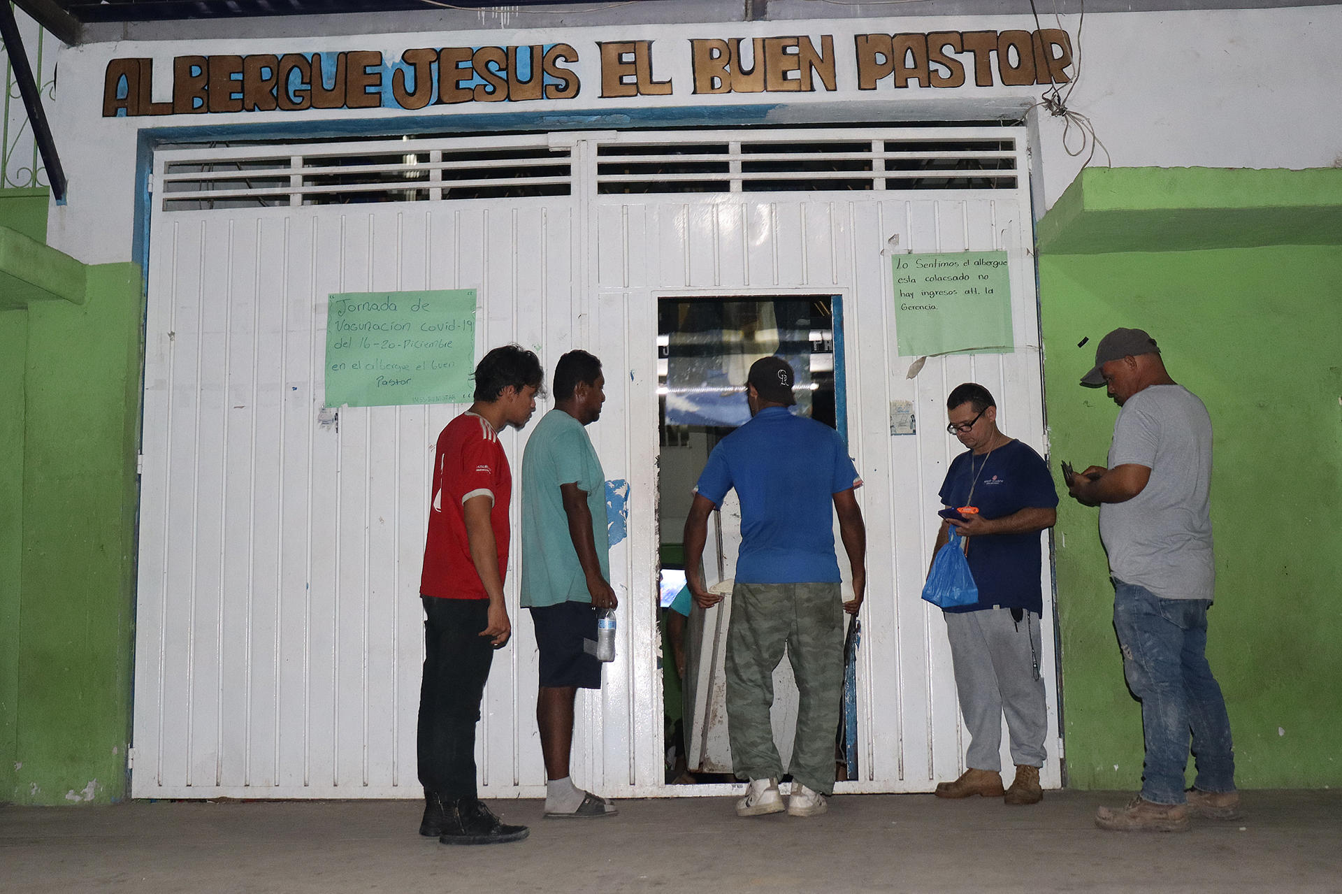 Migrantes esperan en el albergue Jesús el Buen Pastor, el 22 de diciembre de 2024 en el municipio de Tapachula en Chiapas (México). EFE/ Juan Manuel Blanco
