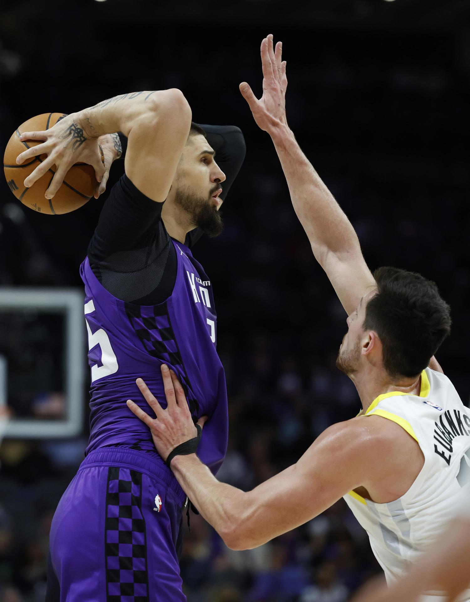 El base de Sacramento Kings, Alex Len (i), se esfuerza para neutralizar al pívot de Utah Jazz, Drew Eubanks (d), durante el juego e este domingo en Sacramento (California). EFE/EPA/JOHN G. MABANGLO SHUTTERSTOCK
