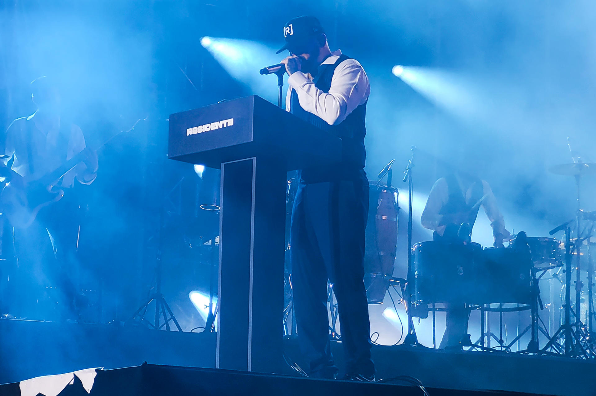 El cantante puertorriqueño Residente se presenta en concierto este sábado, en San Juan (Puerto Rico). EFE/ Esther Alaejos
