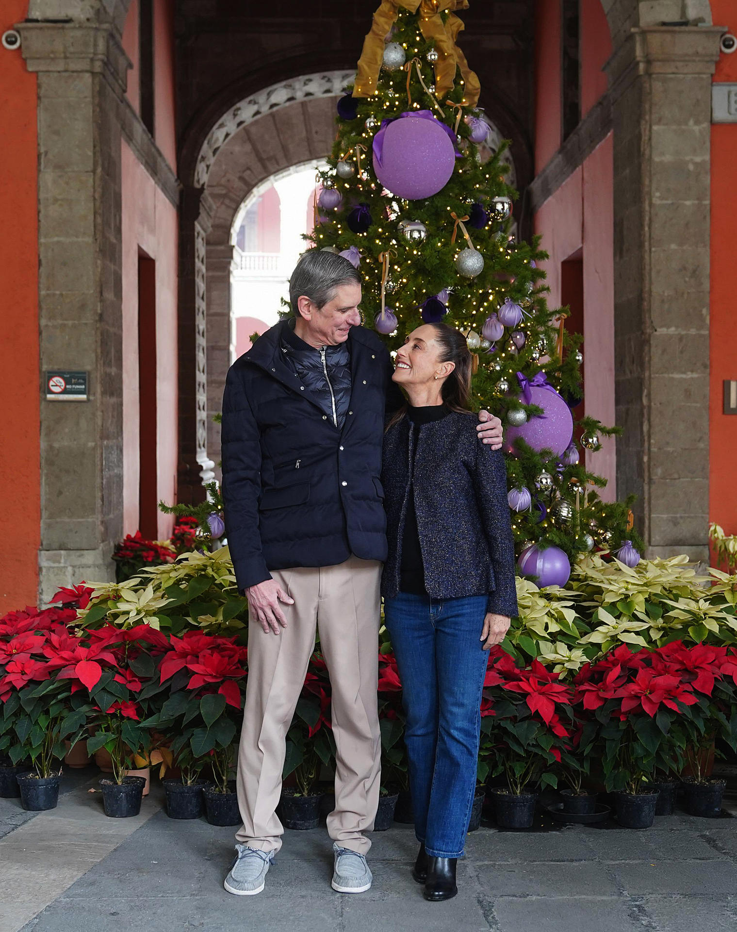 Fotografía cedida este martes por la Presidencia de México, de la presidenta Claudia Sheinbaum, acompañada de su esposo Jesús María Tarriba mientras posan en el Palacio Nacional de Ciudad de México (México). EFE/ Presidencia de México /SOLO USO EDITORIAL/SOLO DISPONIBLE PARA ILUSTRAR LA NOTICIA QUE ACOMPAÑA (CRÉDITO OBLIGATORIO)