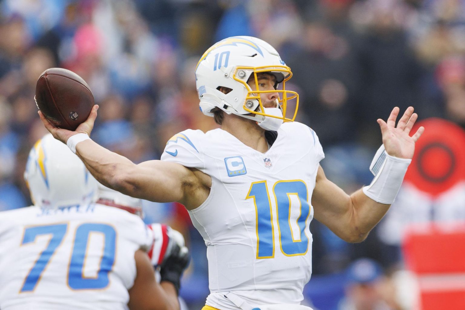 El mariscal de campo de Los Ángeles Chargers, Justin Herbert (c), fue registrado este sábado, 28 de diciembre, antes de hacer un lanzamiento, durante un partido de la NFL contra los New England Patriots, en el Gillette Stadium de Foxborough (Massachusetts, EE.UU.) EFE/CJ Gunther