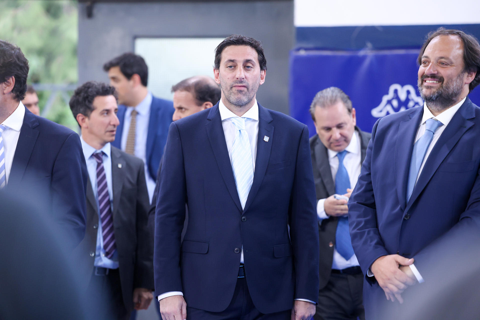 El exfutbolista argentino Diego Milito (c) asiste a su presentación como presidente del Racing Club en el estadio del club Buenos Aires (Argentina). EFE/Juan Ignacio Roncoroni
