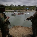 Fotografía de archivo de agentes del Servicio Nacional de Fronteras (Senafront) vigilando la llegada de migrantes que cruzan la selva del Darién con rumbo a los Estados Unidos, en el poblado de Bajo Chiquito (Panamá). EFE/ Bienvenido Velasco