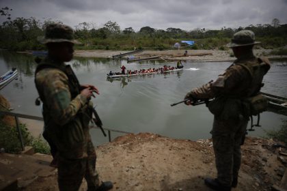 Fotografía de archivo de agentes del Servicio Nacional de Fronteras (Senafront) vigilando la llegada de migrantes que cruzan la selva del Darién con rumbo a los Estados Unidos, en el poblado de Bajo Chiquito (Panamá). EFE/ Bienvenido Velasco