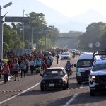 Migrantes caminan sobre una vía este martes, en el municipio de Huixtla en el estado de Chiapas (México). EFE/Juan Manuel Blanco