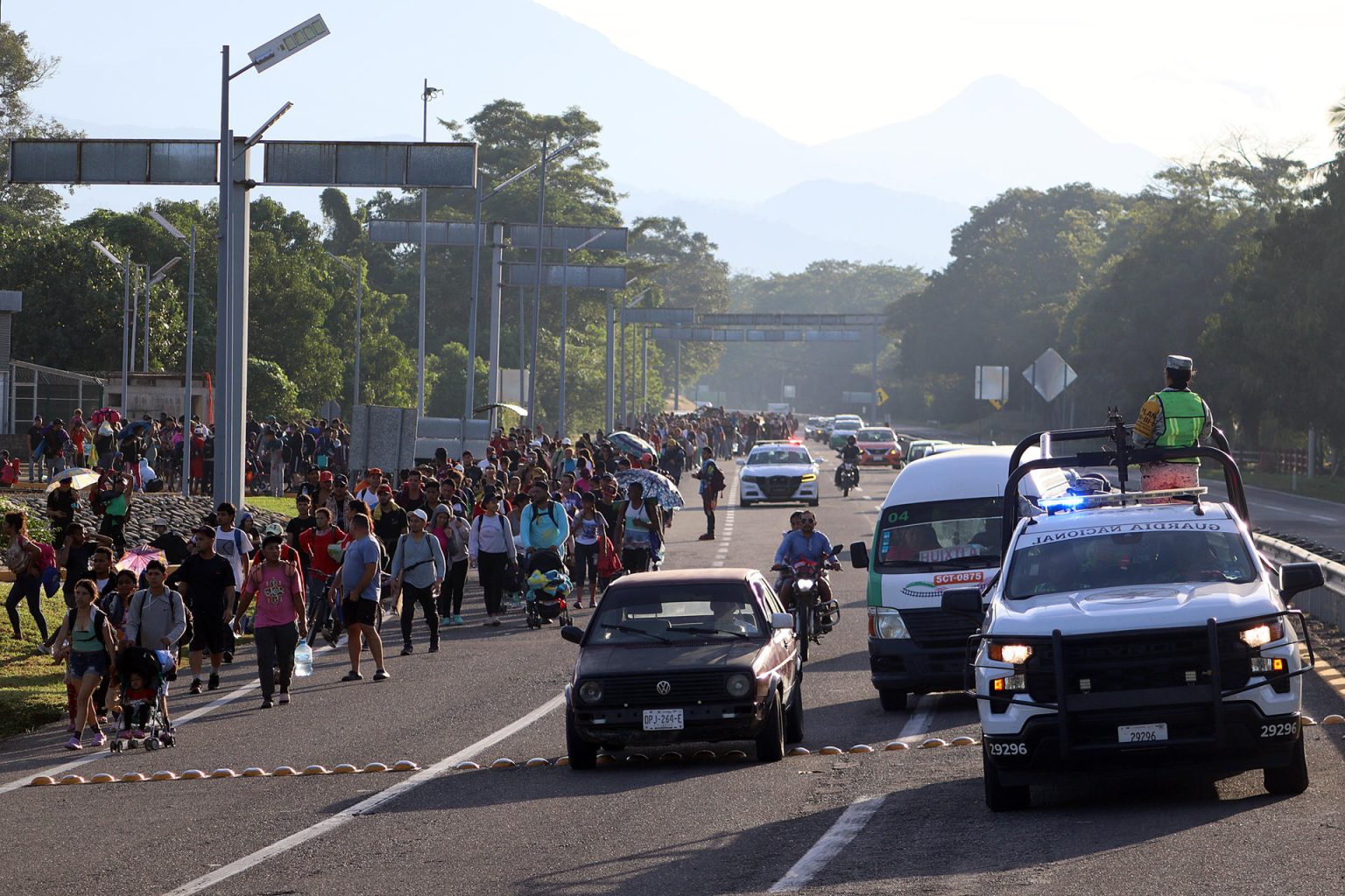 Migrantes caminan sobre una vía este martes, en el municipio de Huixtla en el estado de Chiapas (México). EFE/Juan Manuel Blanco