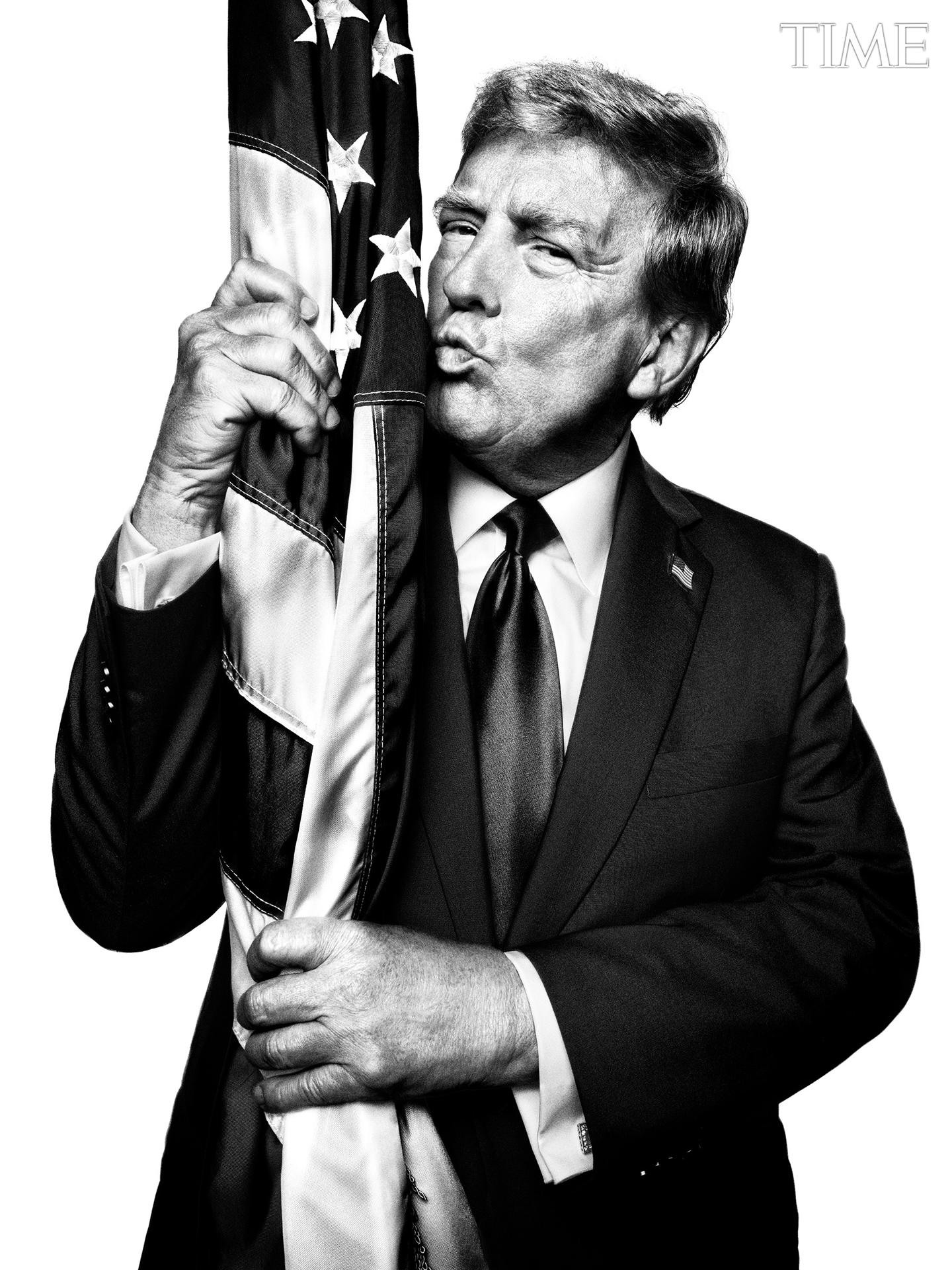 Fotografía sin fecha cedida por Time del presidente electo de los Estados Unidos, Donald Trump, posando con una bandera para la revista Time. EFE/ Platon For Time /SOLO USO EDITORIAL/ SOLO DISPONIBLE PARA ILUSTRAR LA NOTICIA QUE ACOMPAÑA (CRÉDITO OBLIGATORIO)