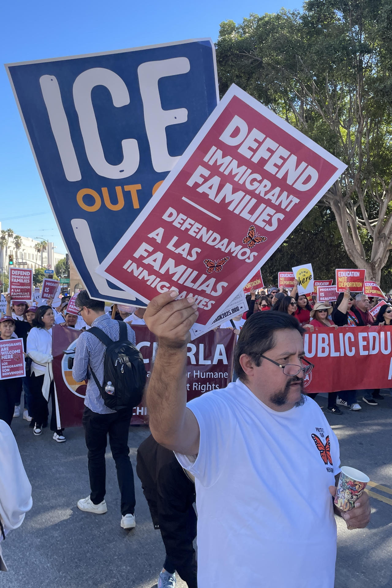 Fotografía cedida por la Coalición por los Derechos Humanos del Inmigrante en Los Ángeles (Chirla) de un hombre durante una manifestación este miércoles, en Los Ángeles (EE.UU.). EFE/ CHIRLA / SOLO USO EDITORIAL/SOLO DISPONIBLE PARA ILUSTRAR LA NOTICIA QUE ACOMPAÑA (CRÉDITO OBLIGATORIO)
