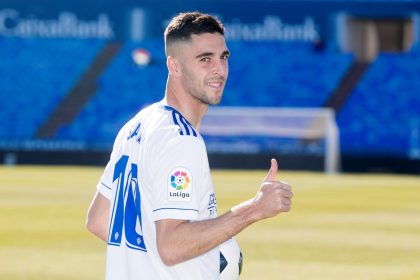 Fotografía de archivo en la que se registró al delantero vasco Sabin Merino, al posar durante su vinculación al club español de fútbol Real Zaragoza. Merino firmó por dos temporadas con el club costarricense Deportivo Saprissa. EFE/Javier Cebollada