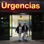 Entrada del hospital madrileño Clínico San Carlos, donde el cantante español Raphael ha sido ingresado tras sufrir un episodio cerebrovascular mientras participaba en el espacio de TVE 'La Revuelta'. EFE/ Borja Sánchez-trillo