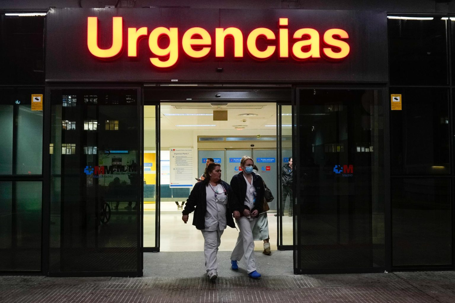 Entrada del hospital madrileño Clínico San Carlos, donde el cantante español Raphael ha sido ingresado tras sufrir un episodio cerebrovascular mientras participaba en el espacio de TVE 'La Revuelta'. EFE/ Borja Sánchez-trillo