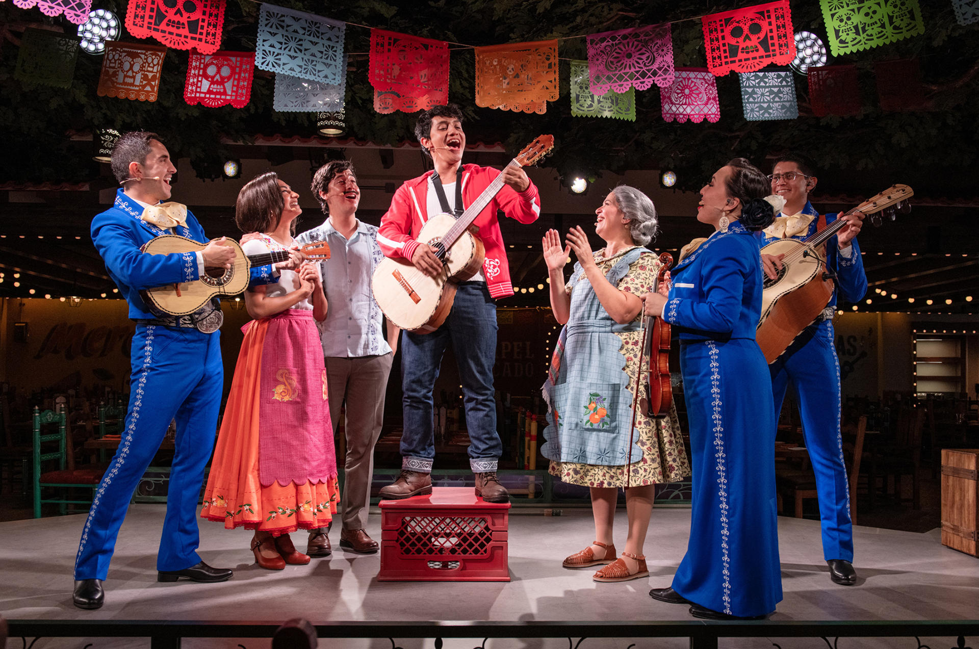 Fotografía cedida por Disney donde aparece un grupo de músicos cantando en la 'Plaza de Coco', del nuevo crucero Disney Treasure inspirada en la película de Disney y Pixar, 'Coco'. EFE/ Cortesía /SOLO USO EDITORIAL/NOVENTAS/SOLO DISPONIBLE PARA ILUSTRAR LA NOTICIA QUE ACOMPAÑA (CRÉDITO OBLIGATORIO)
