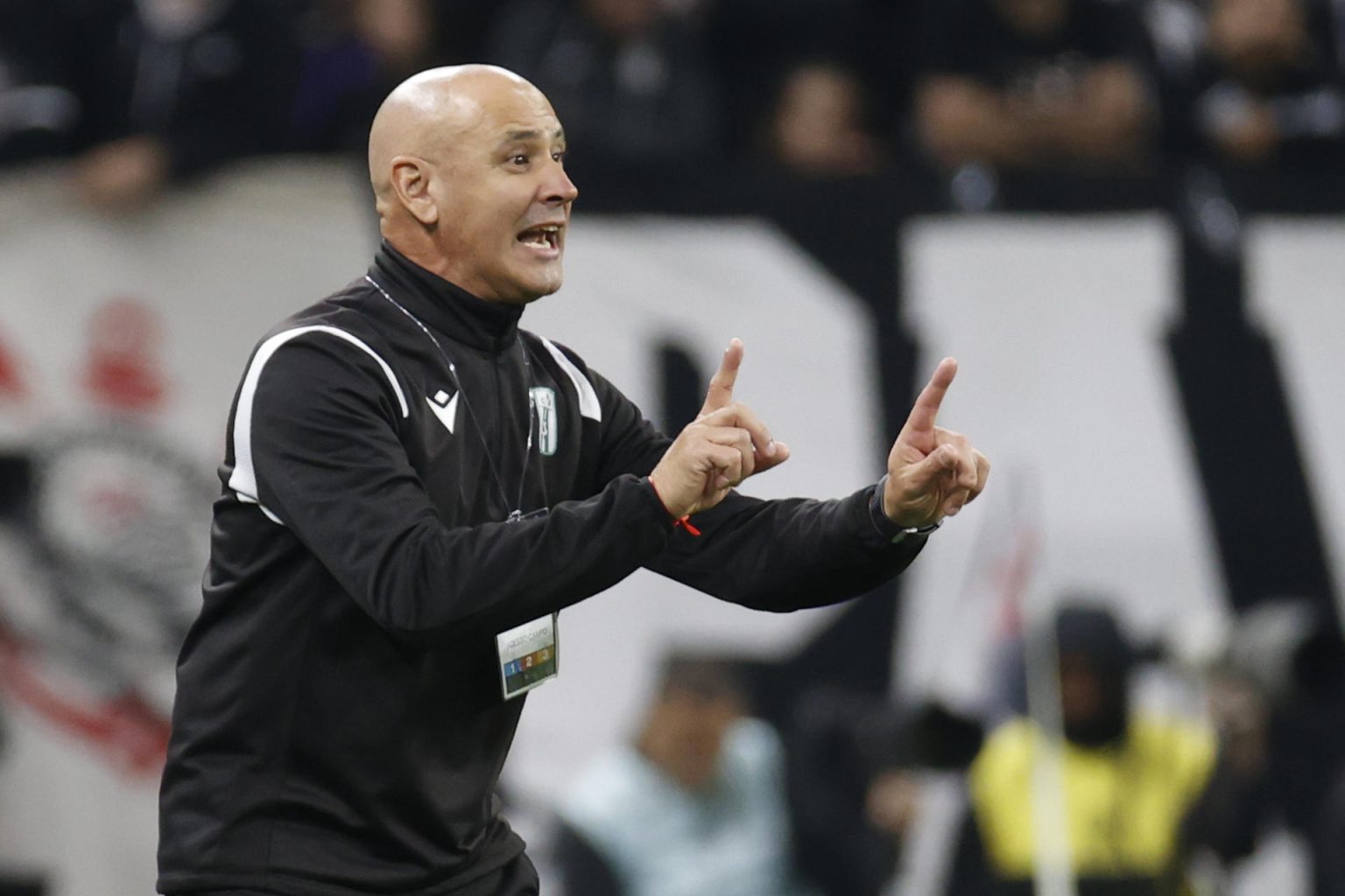 Fotografía de archivo, tomada el pasado 28 de mayo, en la que se registró al entrenador uruguayo de fútbol Eduardo Fabián Espinel, quien fue anunciado como nuevo director técnico del club hondureño de fútbol Olimpia. EFE/Sebastiao Moreira